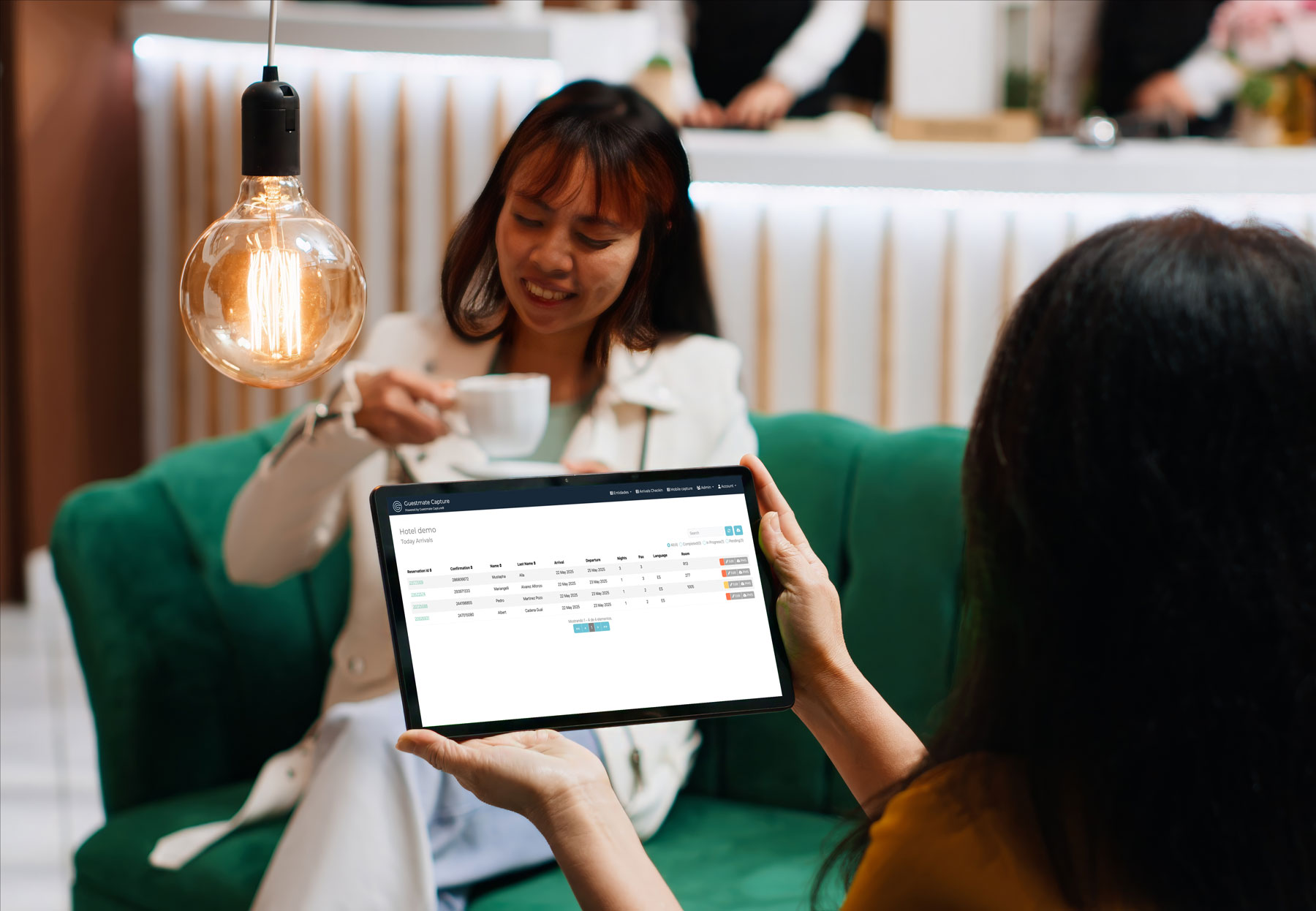 check-in VIP con nuestra consola mientras toma un café